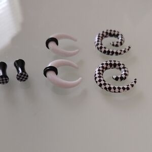 Black and White Checkered Spiral Earrings Set (6mm)
